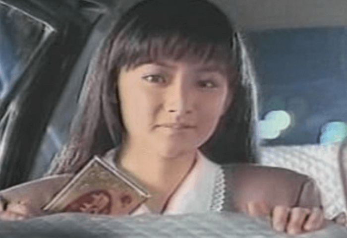 韓国女優イ・ヨンエが1990年にチョコレートのCM画像。
車内後部座席に座って右手に板チョコを持っている。
髪の毛はロング。
白襟のブラウスを着用している。